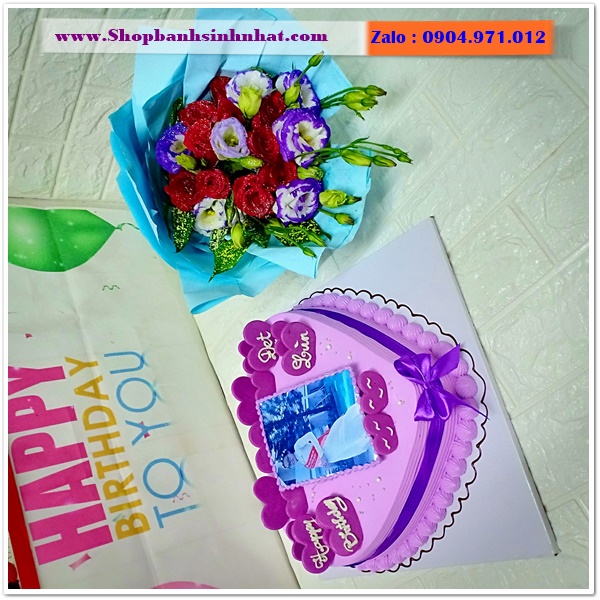 bánh kem và hoa tươi ở bắc kan